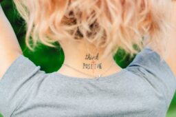 Motywacja i znaczenie – tatuaże z inspirującymi cytatami